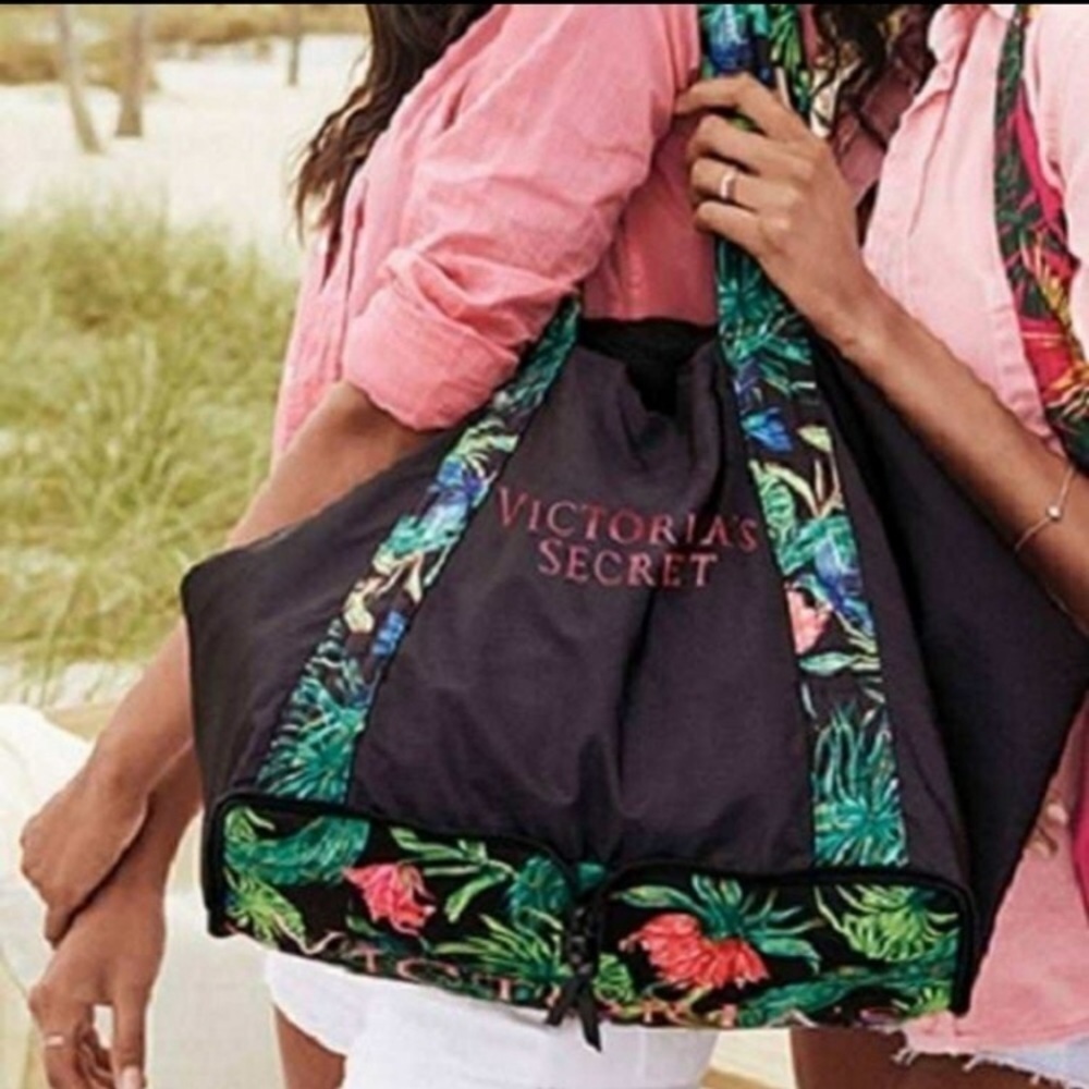 Victoria's Secret tote/travel compact bag travel bag sleepover bag large duffel﻿